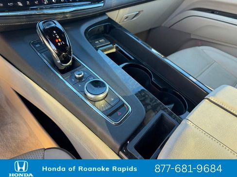 Used 2024 Cadillac Escalade Premium Luxury image 19