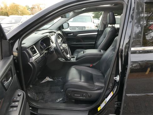 Used 2019 Toyota Highlander XLE image 14