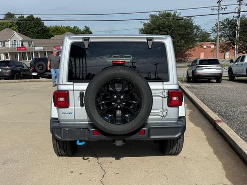 Used 2022 Jeep Wrangler Unlimited Sahara w/ Cold Weather Group AWD/4WD image 7