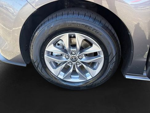 Used 2024 Toyota Sienna LE w/ LE Plus Package FWD image 11
