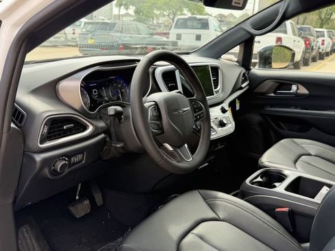 New 2026 Chrysler Voyager LX image 15