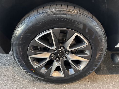 Used 2022 Chevrolet Suburban Z71 image 13