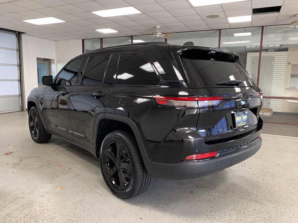 Used 2023 Jeep Grand Cherokee Altitude AWD/4WD image 6