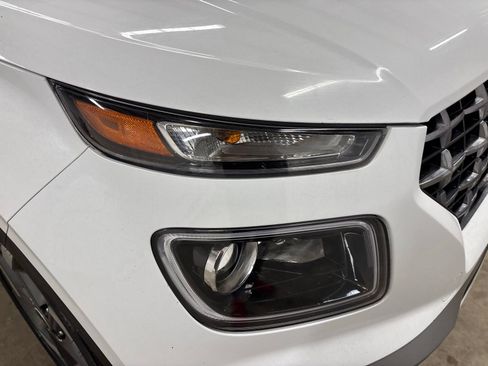 Used 2022 Hyundai Venue Limited FWD image 8