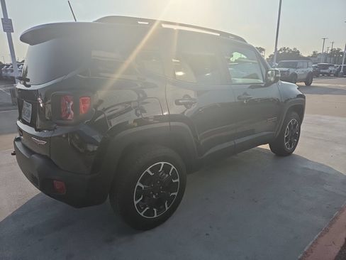 Used 2023 Jeep Renegade Trailhawk AWD/4WD image 3