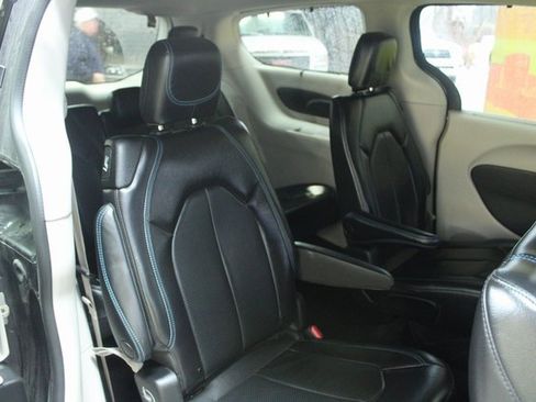 Used 2021 Chrysler Pacifica Touring-L image 9