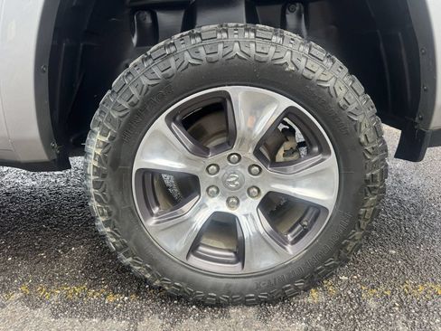Used 2019 RAM 1500 Laramie AWD/4WD image 5