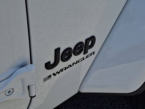 Used 2025 Jeep Wrangler Unlimited Sahara AWD/4WD image 16