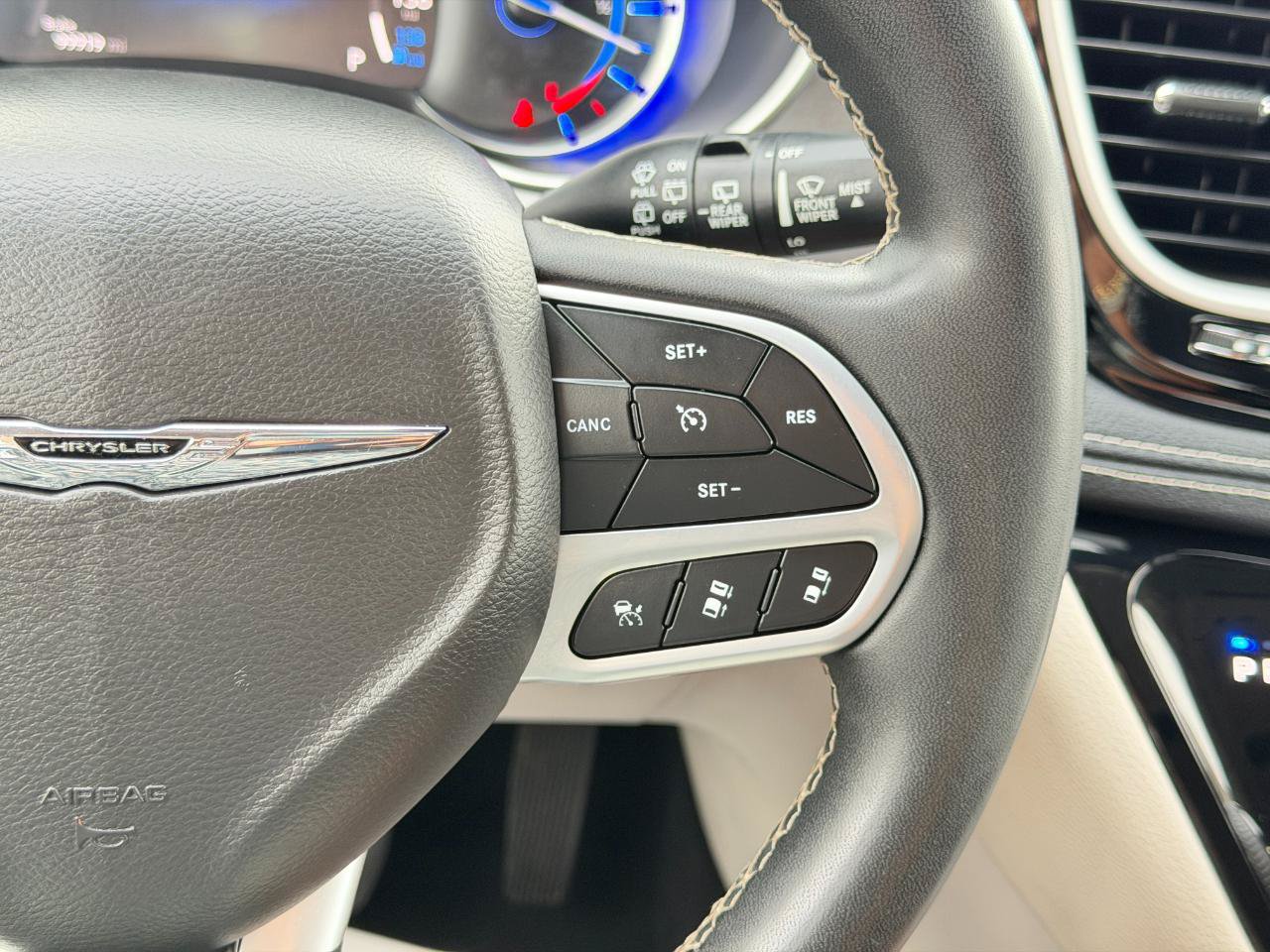 Used 2022 Chrysler Pacifica Touring-L FWD image 69