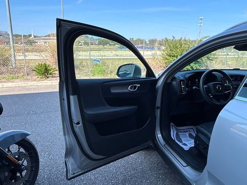 Used 2023 Volvo XC40 B5 Plus image 61