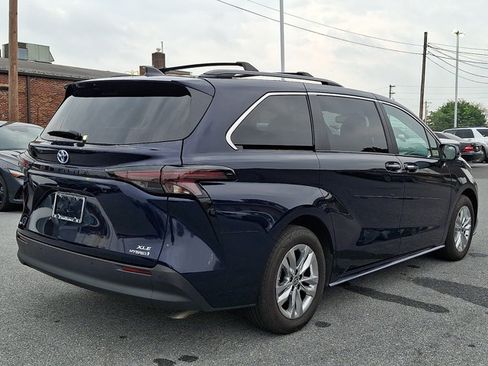 Used 2024 Toyota Sienna XLE w/ XLE Plus Package AWD/4WD image 5