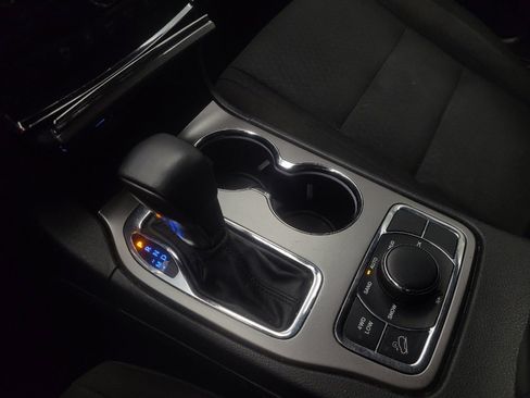 Used 2019 Jeep Grand Cherokee Laredo image 26