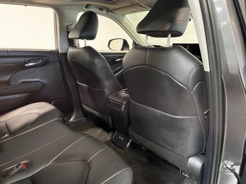 Used 2024 Toyota Highlander XLE AWD/4WD image 14
