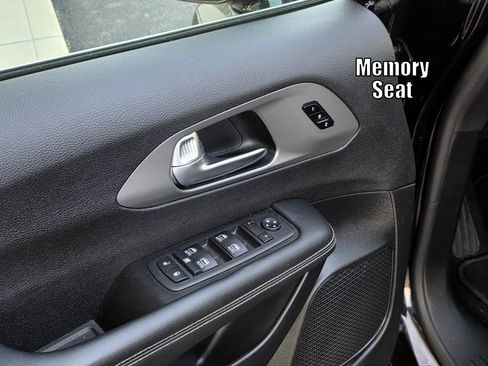 Used 2025 Chrysler Pacifica Select FWD image 39