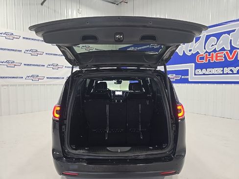 Used 2025 Chrysler Pacifica Limited image 19