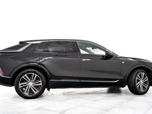 Used 2024 Cadillac Lyriq Luxury AWD/4WD image 7