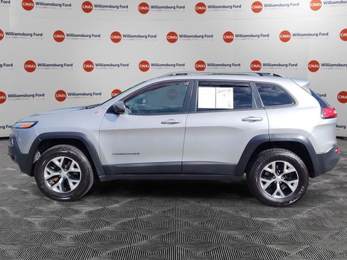 Used 2018 Jeep Cherokee Trailhawk w/ Comfort/Convenience Group AWD/4WD image 2