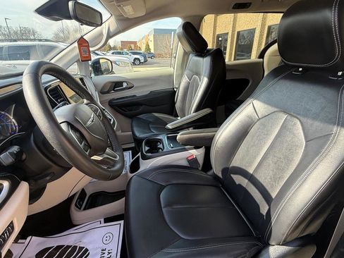 Used 2024 Chrysler Pacifica Select image 10
