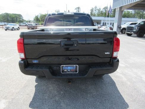 Used 2017 Toyota Tacoma TRD Sport w/ Tow Package (A/T) AWD/4WD image 4