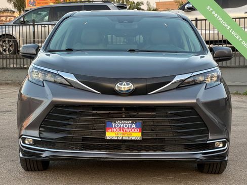 Used 2024 Toyota Sienna XLE image 9