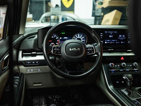 Used 2024 Kia Carnival LX image 16