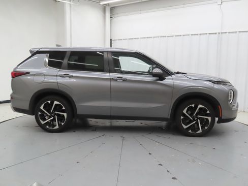 Used 2024 Mitsubishi Outlander SE AWD/4WD image 2
