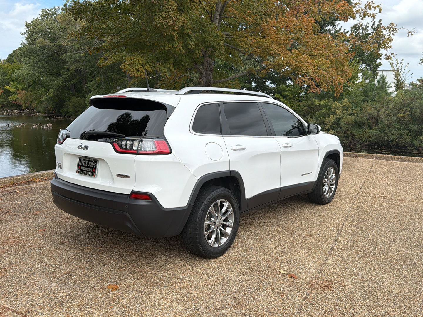 Used 2021 Jeep Cherokee Latitude Plus w/ Sun & Sound Group AWD/4WD image 4