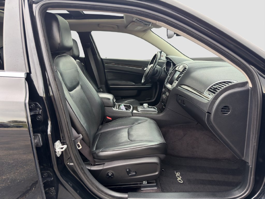 Used 2016 Chrysler 300 C RWD image 18
