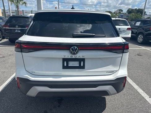 Used 2025 Volkswagen Tiguan SE w/ Panoramic Sunroof Package AWD/4WD image 8