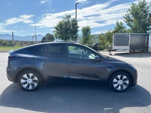 Used 2024 Tesla Model Y Long Range AWD/4WD image 3