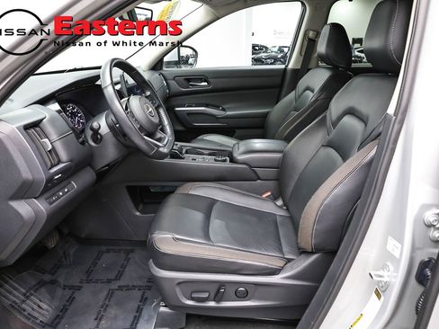 Used 2023 Nissan Pathfinder SL AWD/4WD image 14