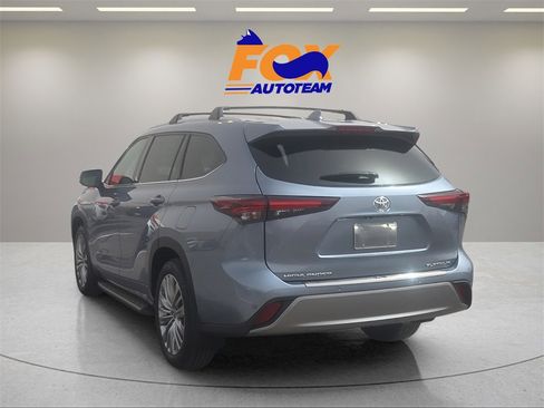 Used 2024 Toyota Highlander Platinum image 3