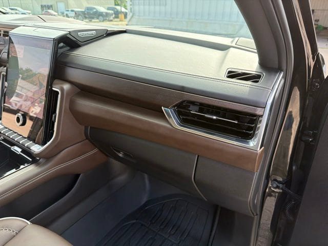 Used 2025 GMC Yukon Denali Ultimate AWD/4WD image 36