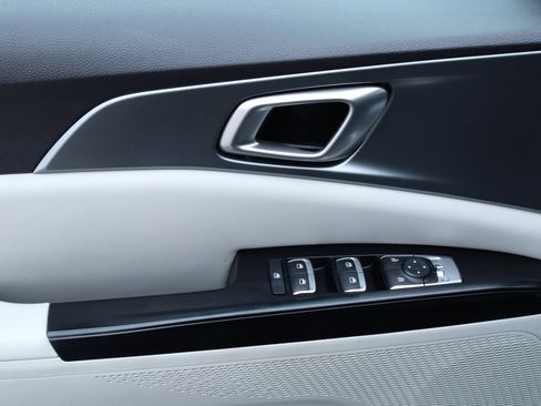 Used 2024 Kia Carnival LX image 24