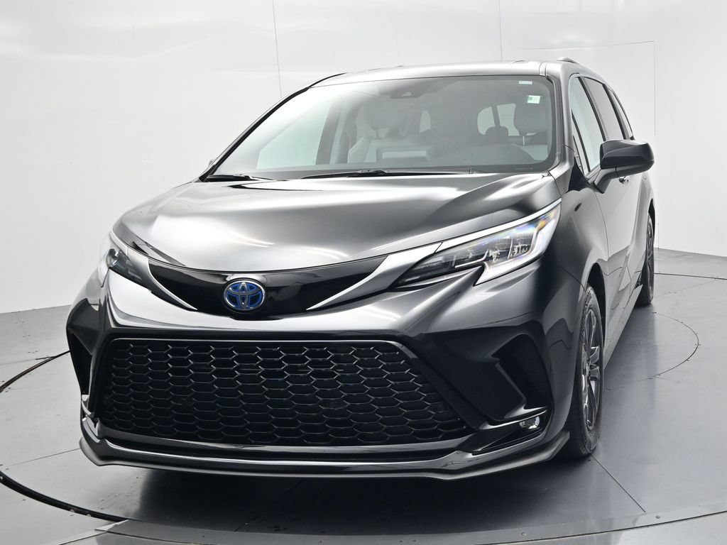 Used 2024 Toyota Sienna XSE w/ XSE Plus Package AWD/4WD image 3