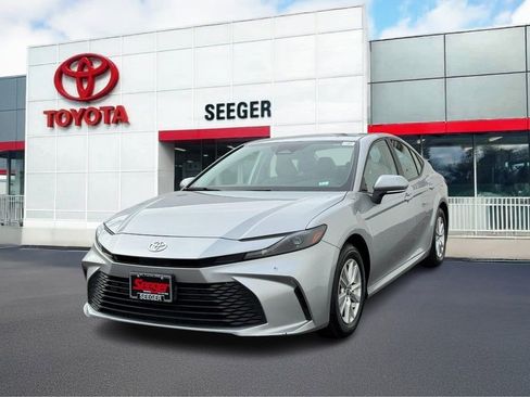 Used 2025 Toyota Camry LE image 6