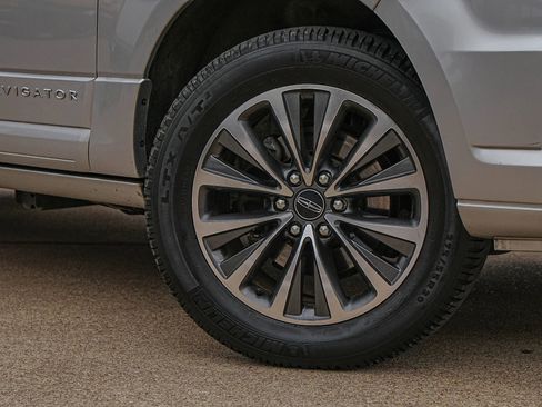 Used 2015 Lincoln Navigator L 4WD image 3