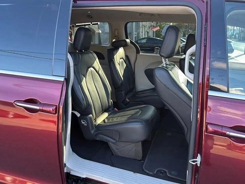 Used 2021 Chrysler Pacifica Touring-L FWD image 26
