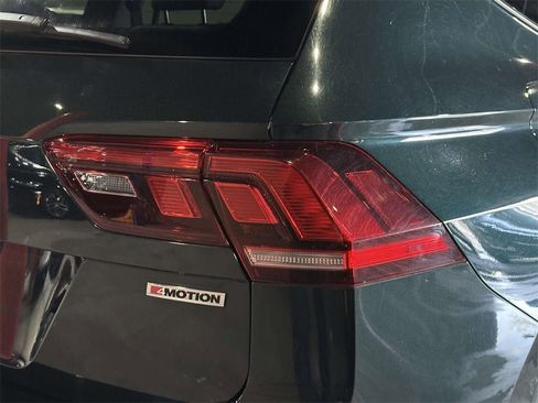 Used 2019 Volkswagen Tiguan SE w/ Panoramic Sunroof Package image 12