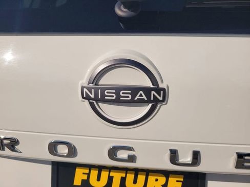 Used 2023 Nissan Rogue S AWD/4WD image 10
