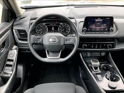 Used 2025 Nissan Rogue S AWD/4WD image 17