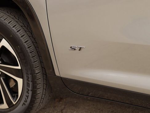 Used 2025 Buick Enclave Sport Touring image 39