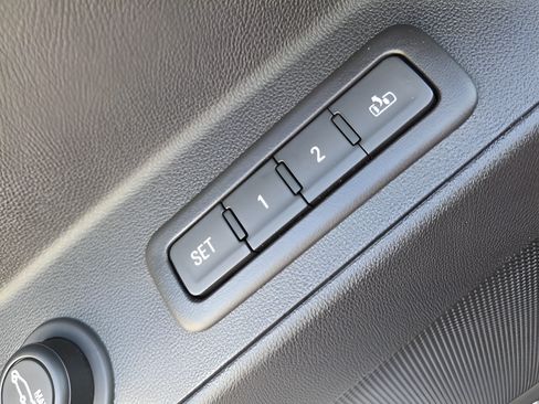 Used 2018 Chevrolet Equinox Premier FWD image 29