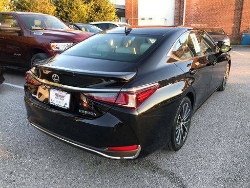 Used 2023 Lexus ES 300h w/ Premium Package image 8