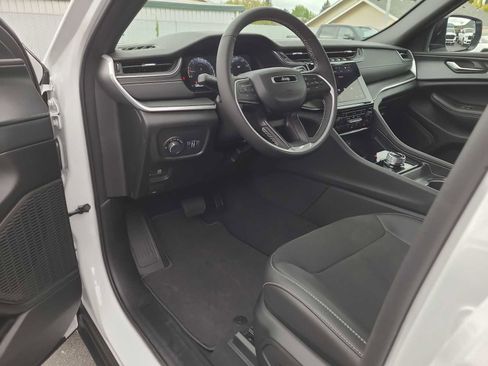 New 2025 Jeep Grand Cherokee Altitude image 10