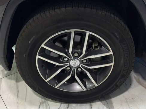 Used 2017 Jeep Grand Cherokee Limited w/ Luxury Group II RWD image 28