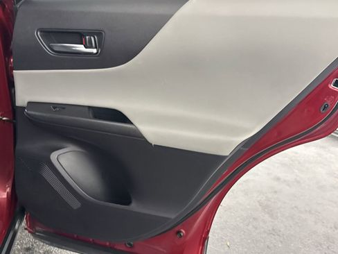 Used 2022 Toyota Venza LE image 36