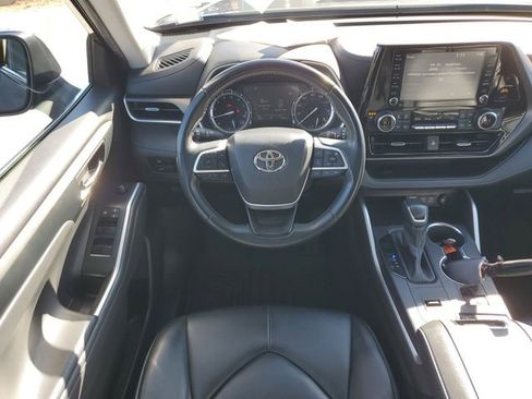 Used 2022 Toyota Highlander XLE image 19