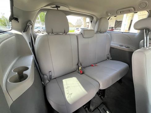 Used 2015 Toyota Sienna XLE w/ XLE Navigation Package image 33