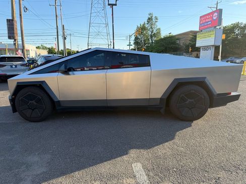 Used 2024 Tesla Cybertruck AWD Crew Cab image 10